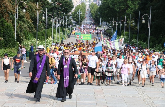 Wejście pielgrzymki na Jasną Górę