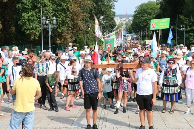 Wejście pielgrzymki na Jasną Górę