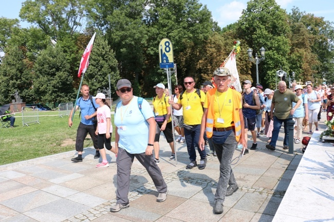 Wejście pielgrzymki na Jasną Górę