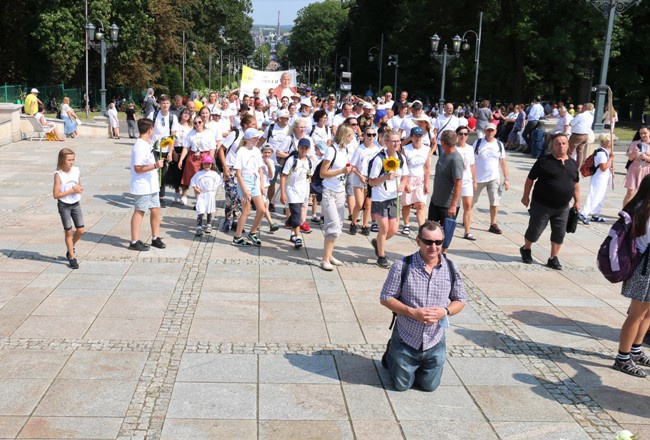 Wejście pielgrzymki na Jasną Górę