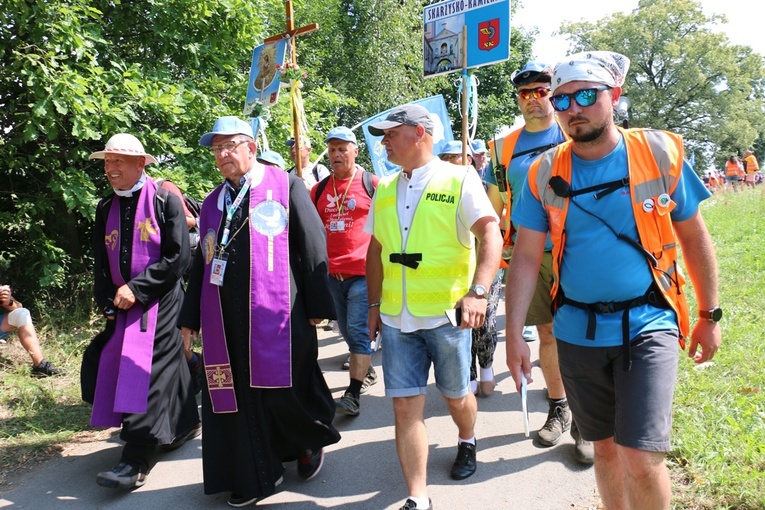 Z Przeprośnej Górki na Jasną Górę bp Marek Solarczyk wyruszył z pielgrzymami ze Skarżyska-Kamiennej.