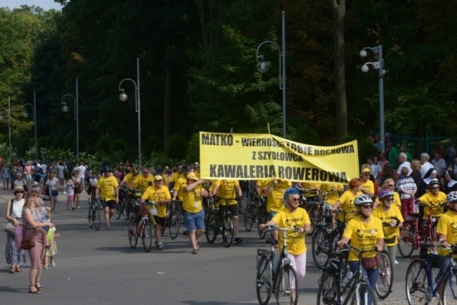 Wejście pielgrzymki na Jasną Górę