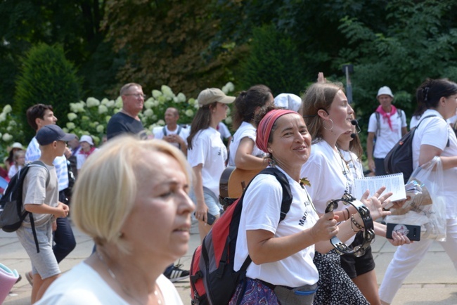 Wejście pielgrzymki na Jasną Górę