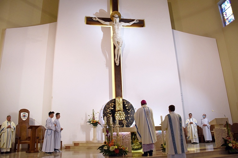 Abp Mirosław Adamczyk w sanktuarium MB Fatimskiej