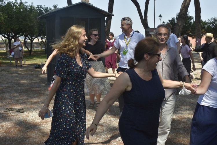 Radosne spotkanie oaz przy kościele pw. św. Anzelma w Rzymie