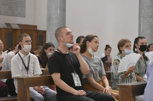 Radosne spotkanie oaz przy kościele pw. św. Anzelma w Rzymie