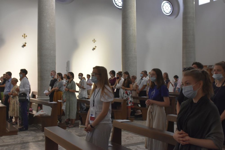 Radosne spotkanie oaz przy kościele pw. św. Anzelma w Rzymie