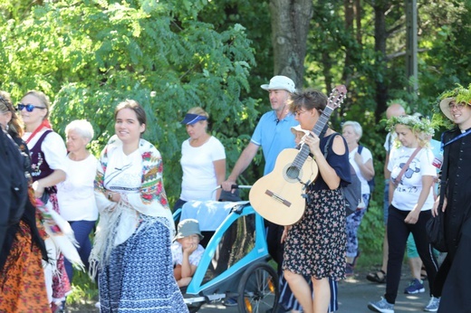 30. Pielgrzymka Diecezji Bielsko-Żywieckiej na Jasną Górę - grupy hałcnowskie na trasie