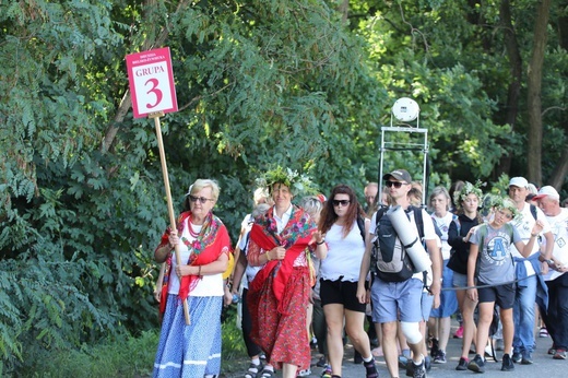 30. Pielgrzymka Diecezji Bielsko-Żywieckiej na Jasną Górę - grupy hałcnowskie na trasie