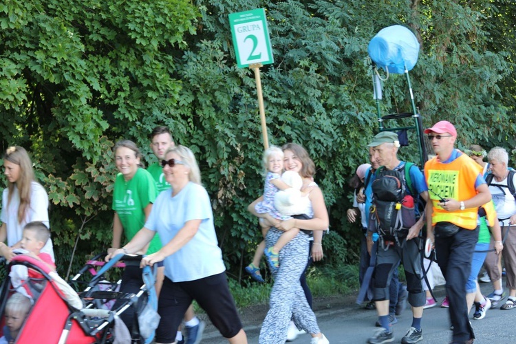 30. Pielgrzymka Diecezji Bielsko-Żywieckiej na Jasną Górę - grupy hałcnowskie na trasie