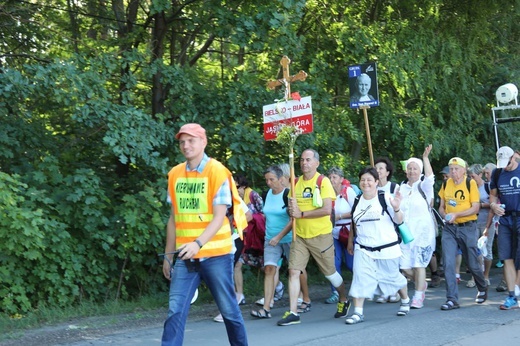 30. Pielgrzymka Diecezji Bielsko-Żywieckiej na Jasną Górę - grupy hałcnowskie na trasie