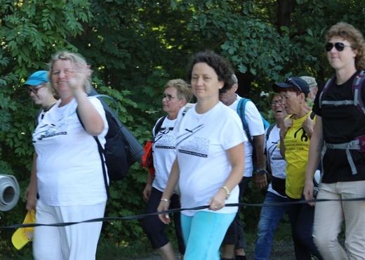 30. Pielgrzymka Diecezji Bielsko-Żywieckiej na Jasną Górę - grupy hałcnowskie na trasie
