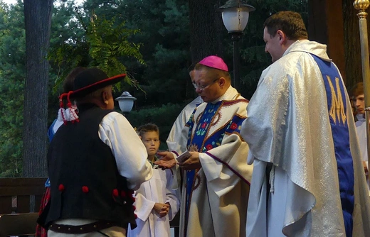 Abp Grzegorz Ryś na nabożeństwie fatimskim z góralami w Rychwałdzie