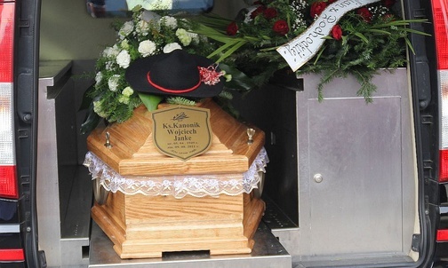 Trumna z ciałem śp. ks. Wojciecha Janke została przewieziona do Wieliczki.