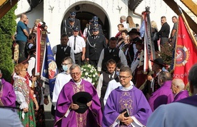 Duszpasterze i mieszkańcy Lalik odprowadzili trumnę z ciałem ks. proboszcza Wojciecha Janke do karawanu, który odjechał do Wieliczki.