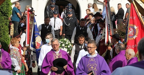 Duszpasterze i mieszkańcy Lalik odprowadzili trumnę z ciałem ks. proboszcza Wojciecha Janke do karawanu, który odjechał do Wieliczki.