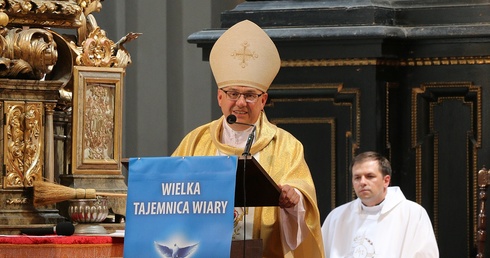 Postać Maryi zwraca uwagę na trzy słowa: wiara, służba, wierność