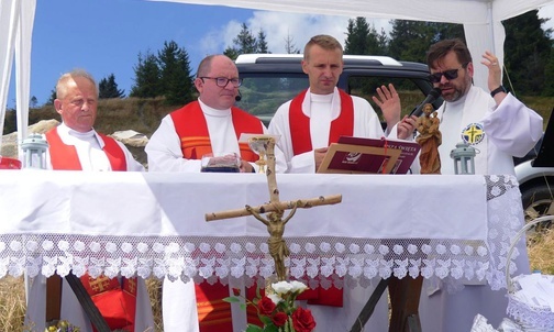 Od lewej duszpasterze: ks. Jan Goryl, ks. Stansław Joneczko, ks. Adrian Trzopek i o. Paweł Kijko.