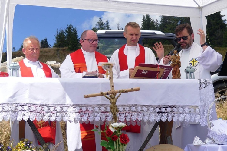 Od lewej duszpasterze: ks. Jan Goryl, ks. Stansław Joneczko, ks. Adrian Trzopek i o. Paweł Kijko.