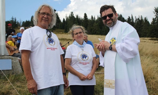 O. Paweł Kijko OFMConv z koordynatorami EwB Bernadetą i Stefanem Targoszami.