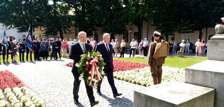 Delegacje złożyły kwiaty także pod pomnikiem Synom Ziemi Łowickiej Bojownikom o Niepodległość.