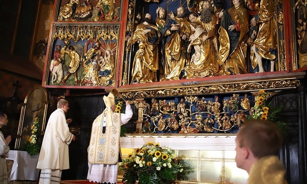 Poświęcono ołtarz mariacki