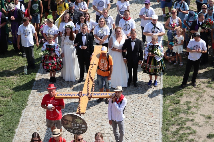 Do Maryi przyszły małżeństwa, rodziny, poszukujący miłości, dzieci, młodzież, uczniowie, kapłani.