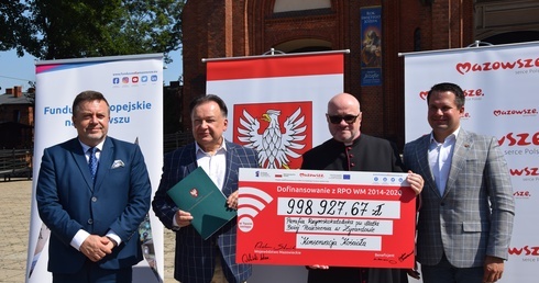 Umowę o dofinansowanie podpisali Adam Struzik, marszałek województwa mazowieckiego, i ks. Adam Bednarczyk, proboszcz parafii.