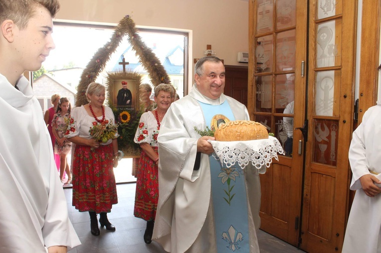 Procesja z chlebem i żniwną koroną.