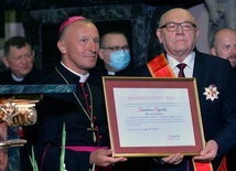 Stanisław Tępiński z bp. Markiem Solarczykiem podczas ceremonii dekorowania papieskim odznaczeniem i wręczenia dyplomu.