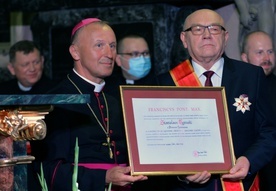 Stanisław Tępiński z bp. Markiem Solarczykiem podczas ceremonii dekorowania papieskim odznaczeniem i wręczenia dyplomu.