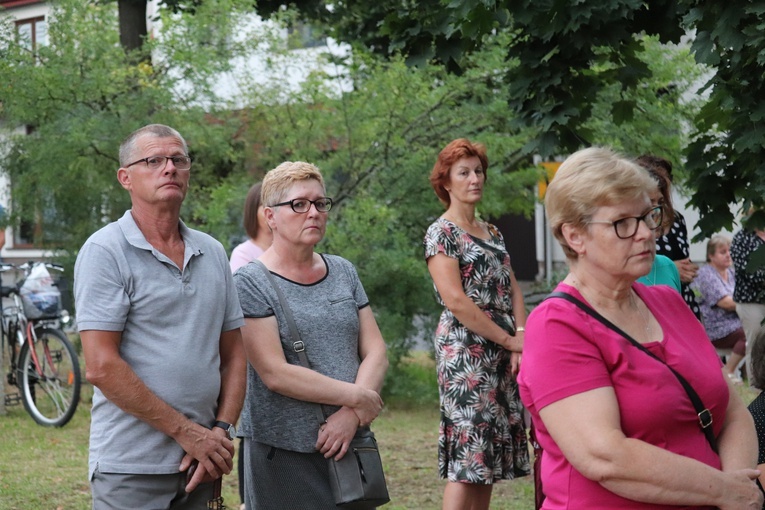 Łowicz. Msza św. przy kapliczce św. Rocha
