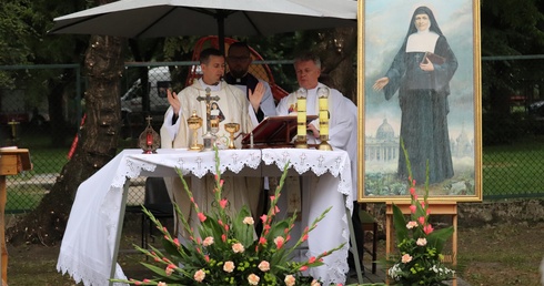 Msza św. na skwerze bł. Bolesławy Lament, przy kapliczce św. Rocha, staje się tradcyją.