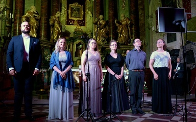 "Capella Caelestis", jej muzycy i śpiewacy, którzy w tym roku dali koncert w sanktuarium.