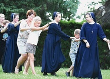 ▲	Siostry, naśladując swojego założyciela, gromadzą wokół siebie dzieci, młodych, rodziców i seniorów. 