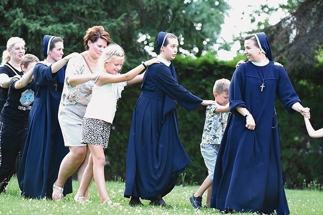 ▲	Siostry, naśladując swojego założyciela, gromadzą wokół siebie dzieci, młodych, rodziców i seniorów. 