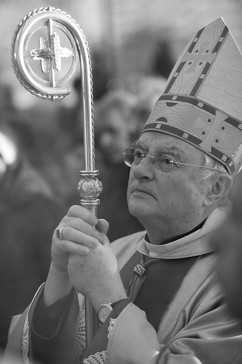 ▲	Mówił, że chrześcijan można poznać po radości z przyznawania się do Jezusa Zmartwychwstałego. Sam był biskupem radosnym. 