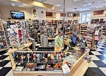 ▲	Jedna z ciekawszych książnic w Warszawie mieści się przy kurii przy ul. Miodowej 17/19.