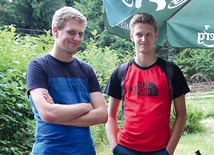 Paweł (od lewej) z bratem Krzysiem w górach.