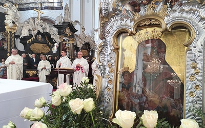 ▲	Były to pierwsze uroczystości odpustowe z udziałem nowego biskupa legnickiego Andrzeja Siemieniewskiego.