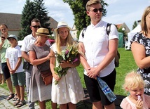 ▲	Wierni przynieśli do poświęcenia zioła i kwiaty.