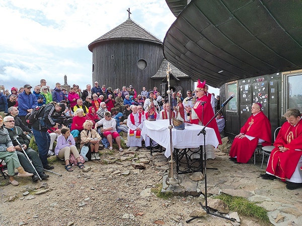 Kaplicę wybudowali cystersi. Zgromadzenie liczyło ponad 150 osób.