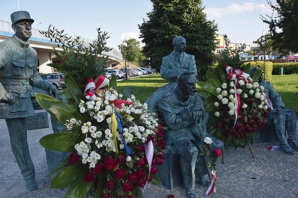 ▲	Przed monumentem złożono wieńce i kwiaty.