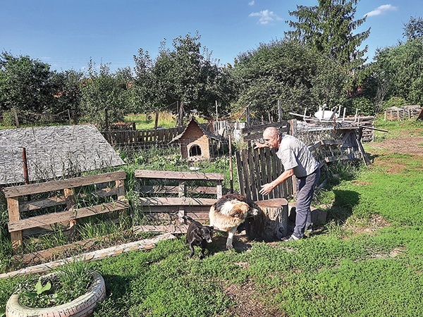 ▲	Pan Janek zajmuje się tutaj m.in. pomocą w kuchni, paleniem w piecu oraz opiekuje się trzema psami.