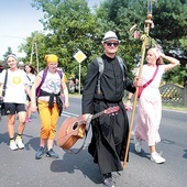 Członkowie grupy „Salvator” Elbląg w drodze do tronu Maryi.