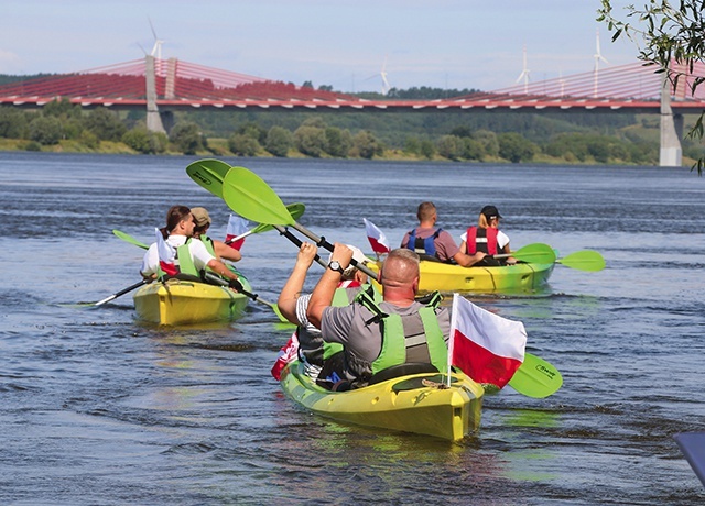 Patriotyczny spływ kajakowy.