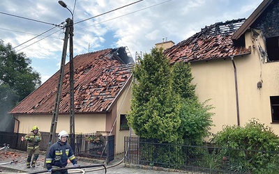 Widok budynku po akcji gaśniczej uzmysławia, jak wielka była siła żywiołu.