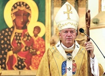 ▲	Pasterz Kościoła wrocławskiego zachęcał, by wspaniały przykład naszych żołnierzy, bohaterów narodowych zachęcał nas do budowania życia na fundamencie chrześcijańskim.