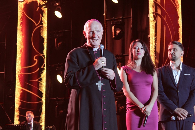 Bp Ignacy Dec na scenie z Marcinem Dańcem