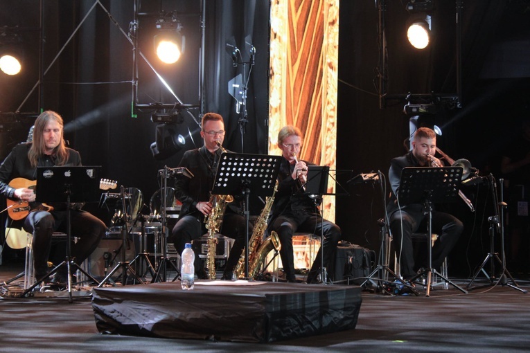 Bp Ignacy Dec na scenie z Marcinem Dańcem